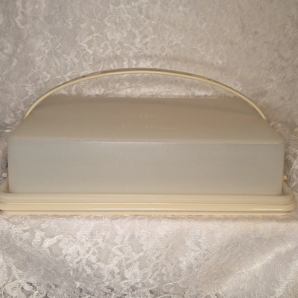 Tupperware: Cake Keeper Container - Picture 1 of 6